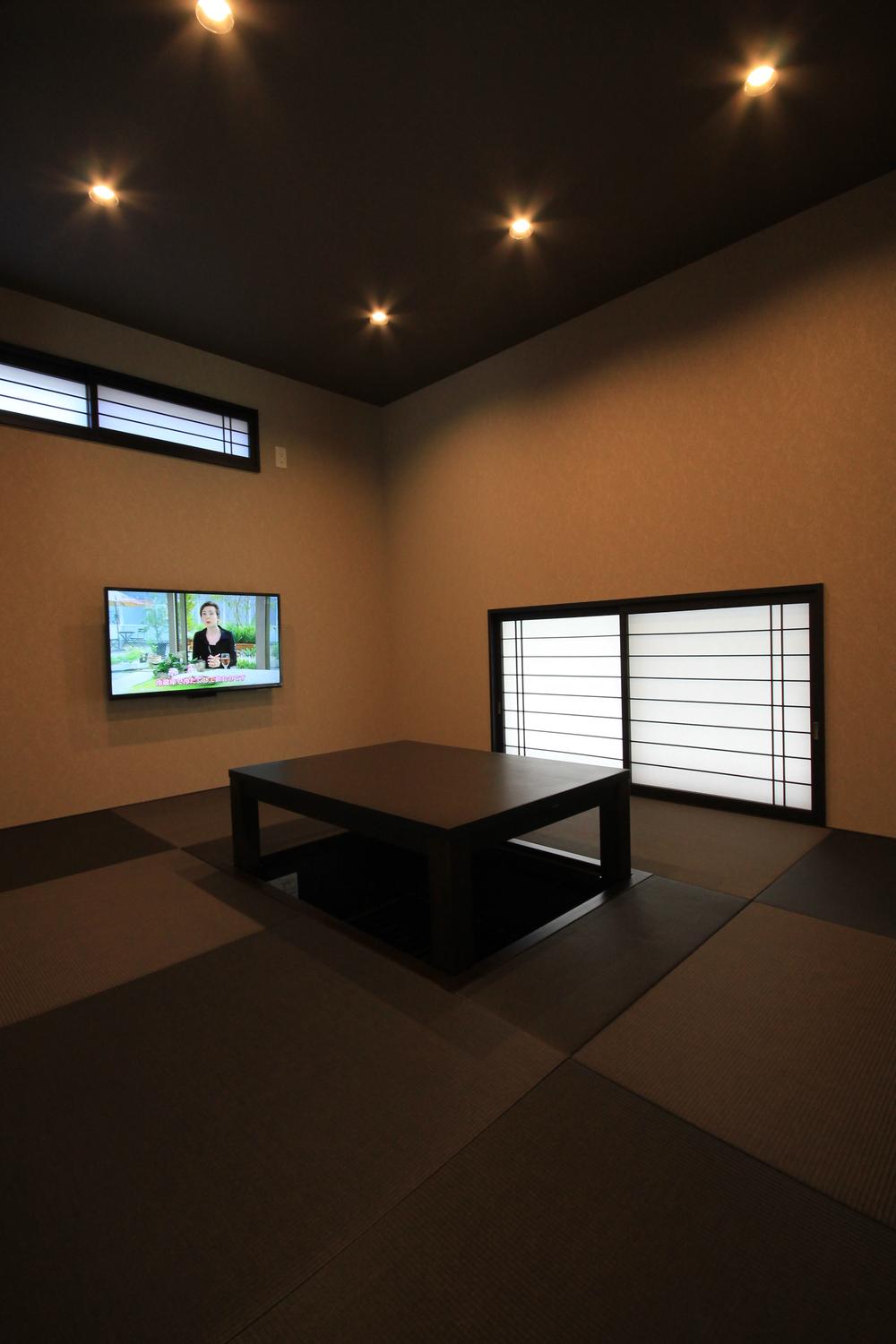 Same specifications photos (Other introspection). Japanese-style room has become a moat kotatsu, Produce a space that black Ryukyu tatami at ease heart. 40-inch wall-mounted display Installed / Same specifications
