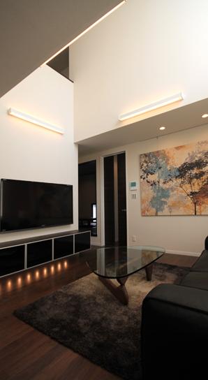 Relaxed living space provided 60 inches of large wall-mounted TV. Top produce a sense of openness in the atrium