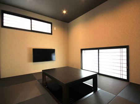 Modern atmosphere of Japanese-style room to relax relaxedly. Equipped with 40-inch wall-mounted TV
