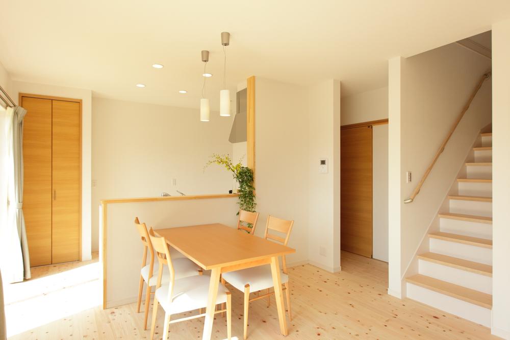 Model house photo.  [22-13] dining