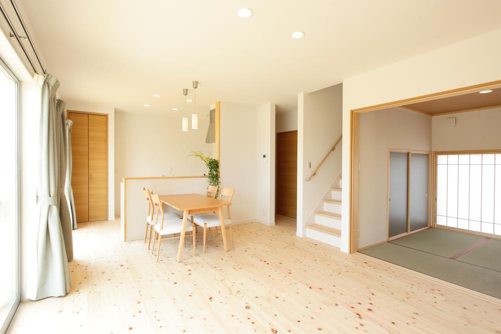 Model house photo.  [22-13] living