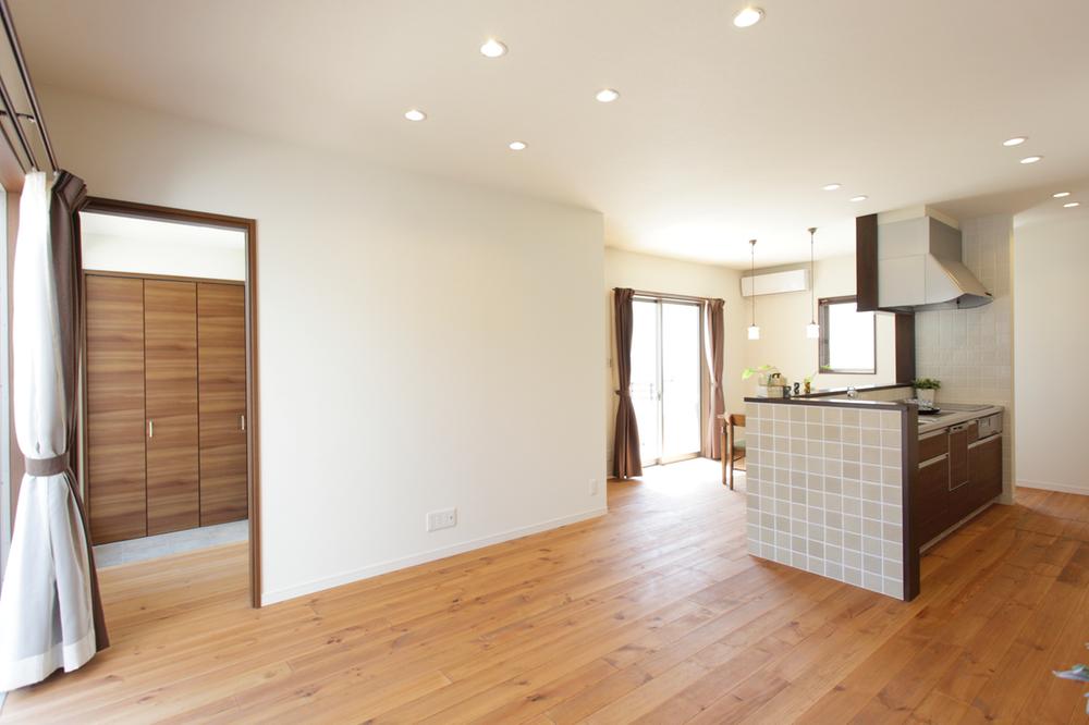 Model house photo.  [21-6] living