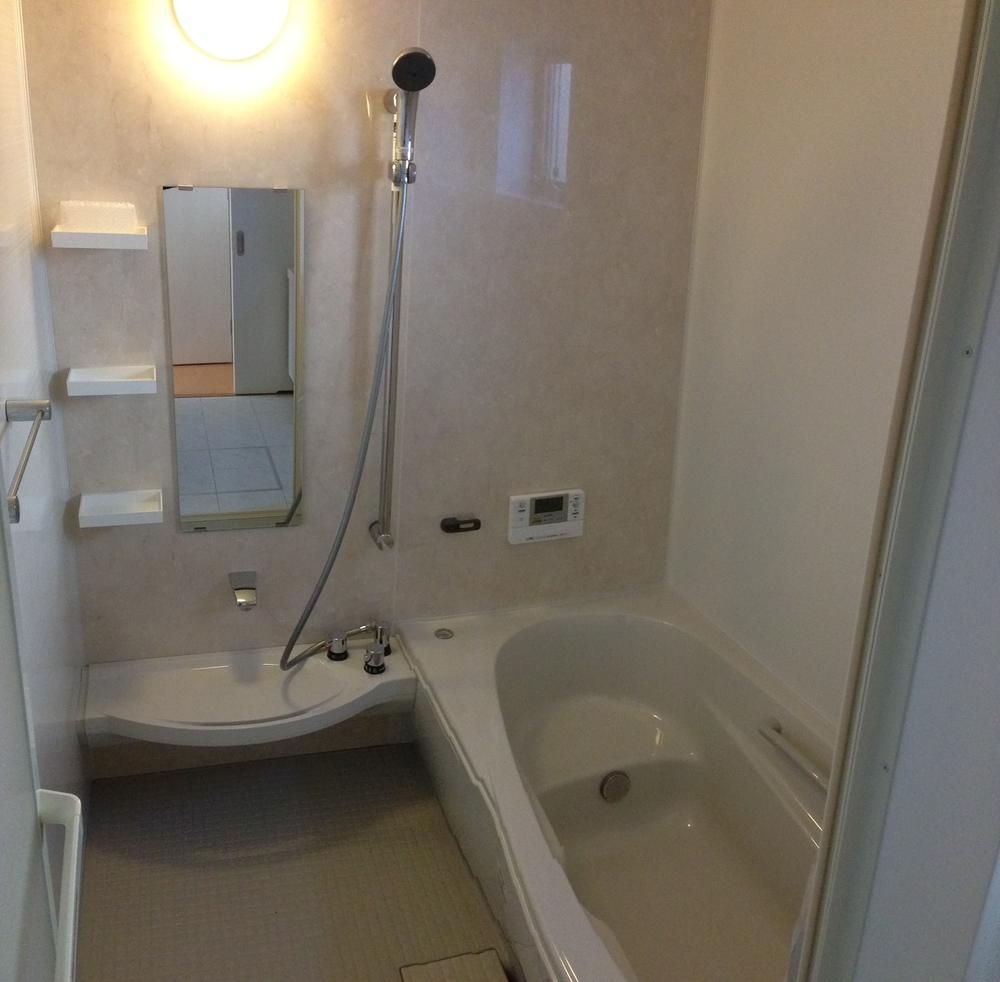 Bathroom. Spacious bathtub to put to stretch the legs. 
