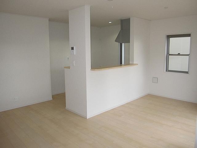 Local appearance photo. Bright wrapped in plenty of sunlight dwelling! 