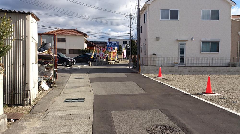 Local photos, including front road. Local (12 May 2013) Shooting It is a front road.