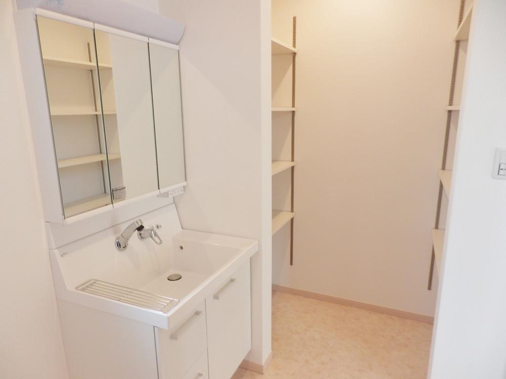 Wash basin, toilet. Room (August 2013) Shooting