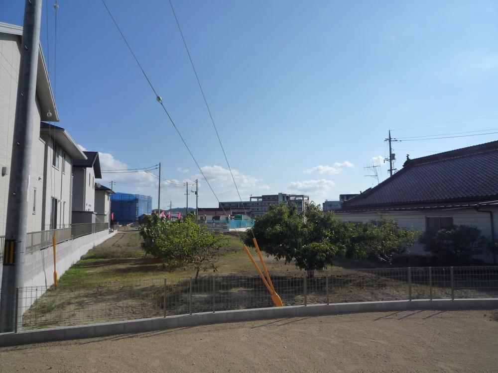 View photos from the dwelling unit. Living in a quiet residential area, It gives you the healing and peace in the family.