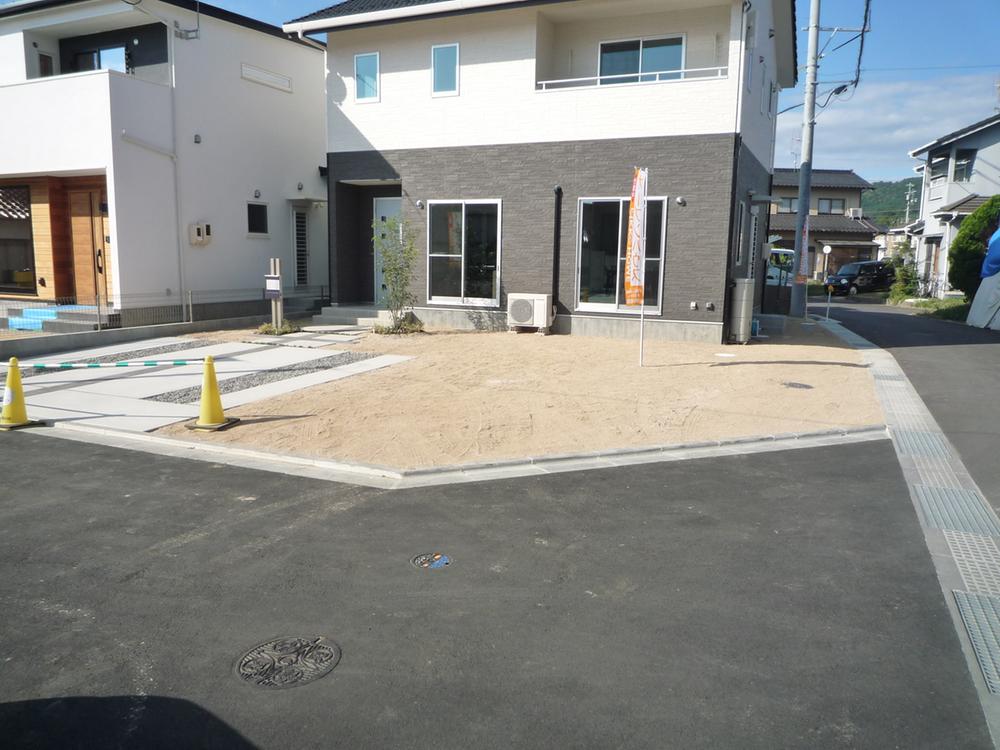 Local photos, including front road. This large garden.