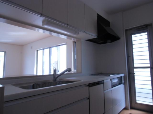 Kitchen. Popular face-to-face kitchen can cherish a conversation with the family. 