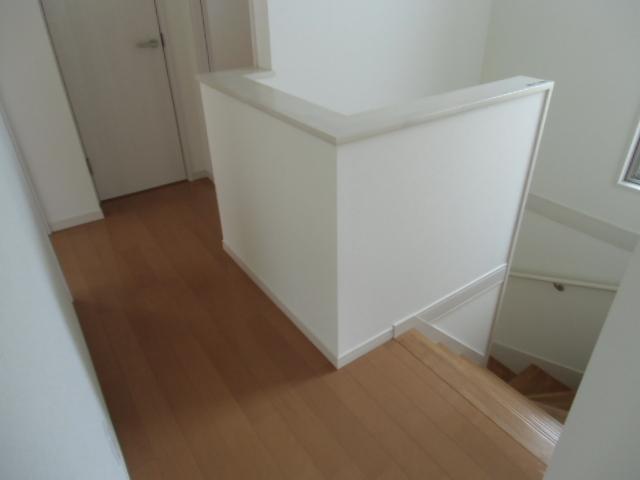 Other introspection. Second floor hallway part. Decorated in white tones and has a feeling of cleanliness. 