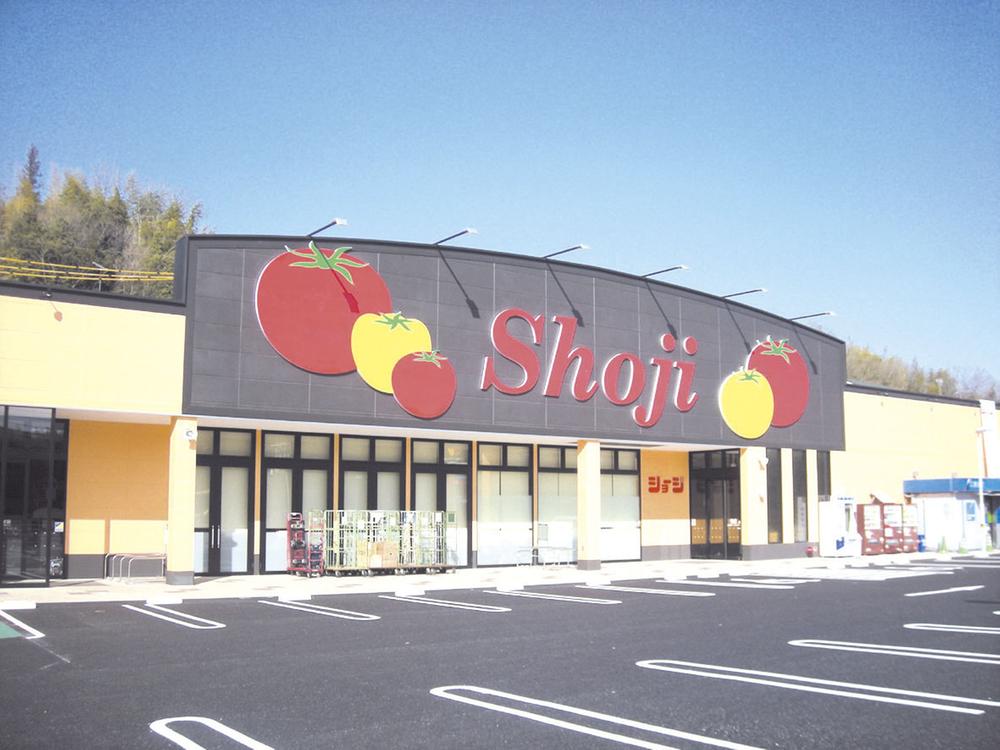 Supermarket. About 4 minutes Shoji White City station shop car. Drugstore Segami Ya is around Shoji, There is also a Seven-Eleven. 