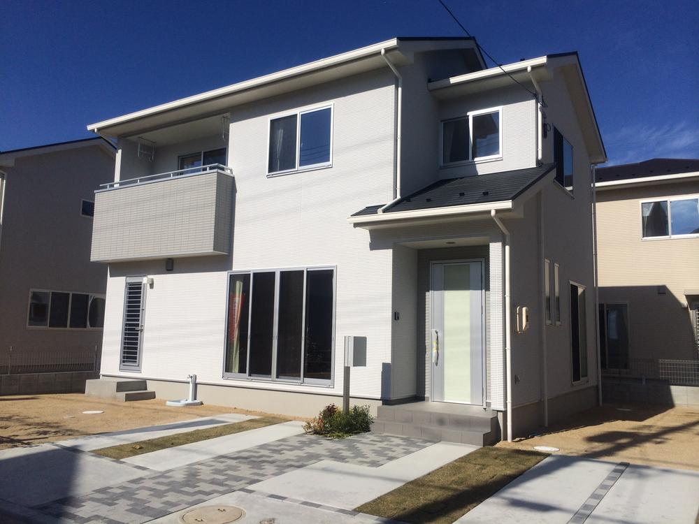 Local appearance photo.  [11-16]  Recommended for those who want a space that can be hearthstone in the family on the first floor! 