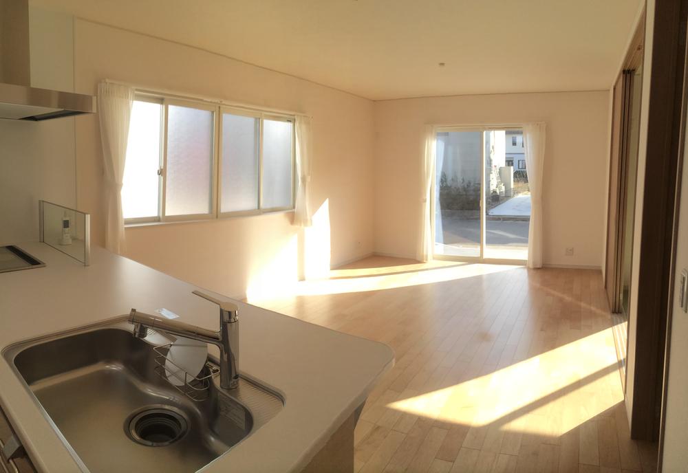 Living.  [11-15]  Bright living room sunlight plug. Breadth of the room also put the sofa. 