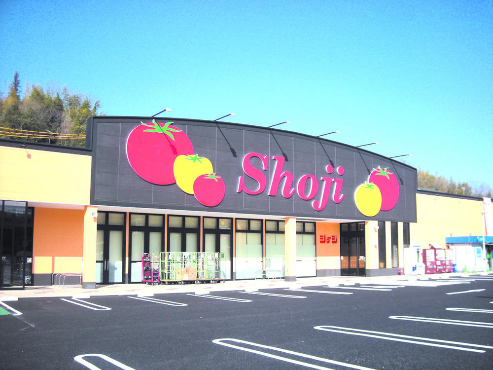 Supermarket. About 4 minutes in the 1950m car until Shoji. Segami Ya is around Shoji, There is also a Seven-Eleven. 