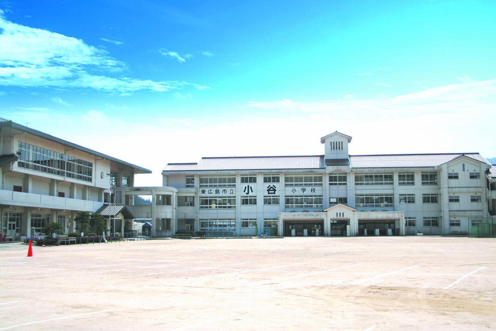 Primary school. 860m walk to the snack elementary school about 11 minutes. A lot of elementary school students from our park has to school population. 
