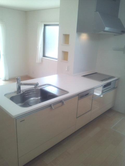 Kitchen. Very convenient all-slide housed in and out of things. Dishwasher ・ IH cooking heater with ・ In water purifier function faucet clean water. 