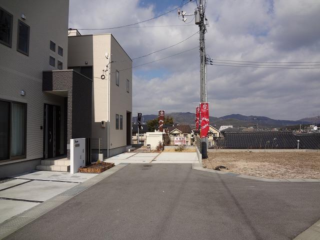 Local photos, including front road. Local (February 2, 0213 years) shooting