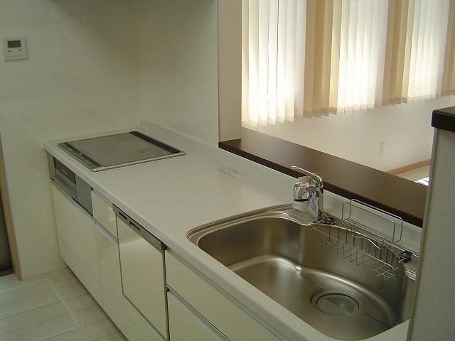 Kitchen. Face-to-face kitchen with family and conversation can enjoy even while cooking!