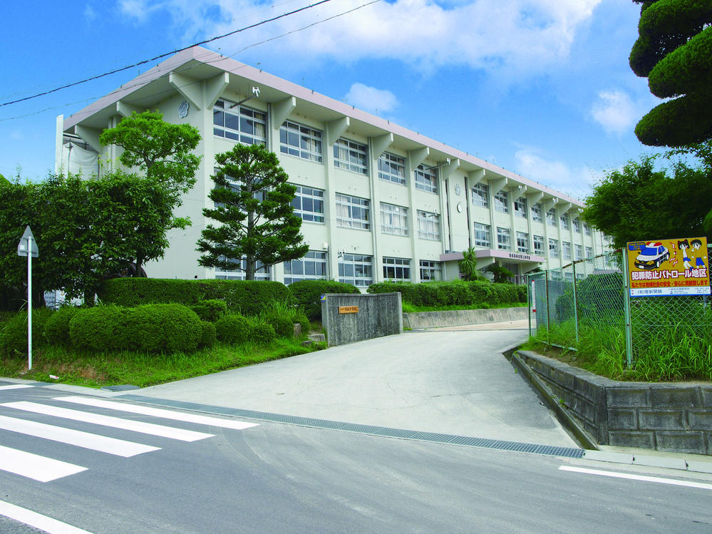 Primary school. Just a 2-minute walk up to 120m elementary school to Kawakami Elementary School! Easy commute!