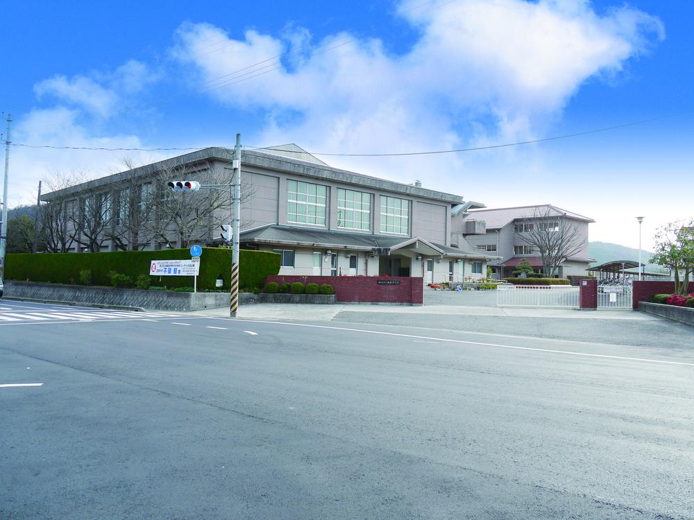 Junior high school. Isomatsu a 13-minute walk up to 1030m junior high school until junior high school.