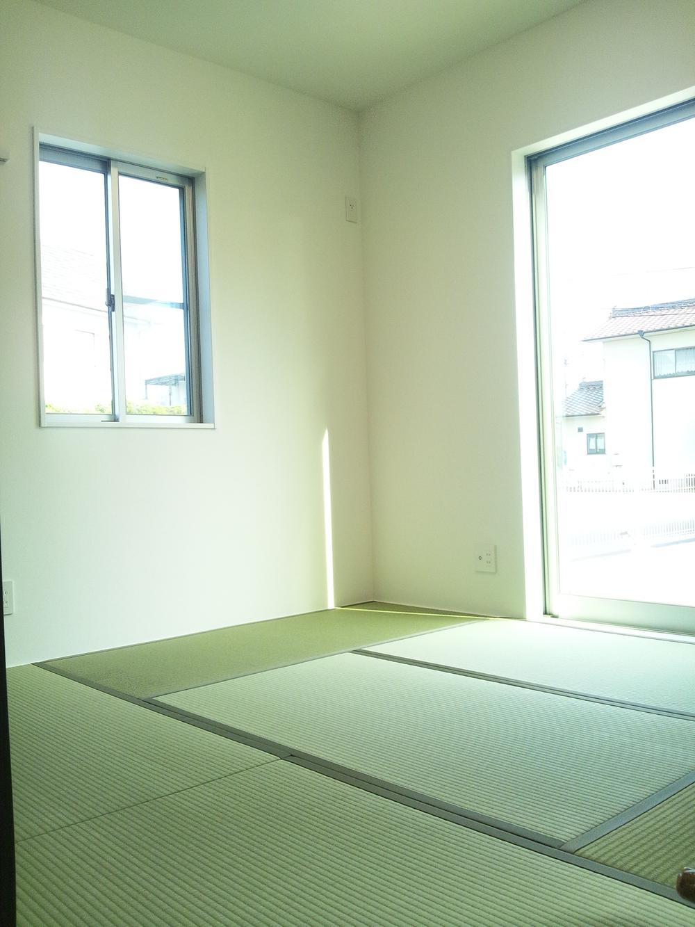 Non-living room. Japanese-style room is connected from both the living and dining. Living Like, It is bright, south-facing.