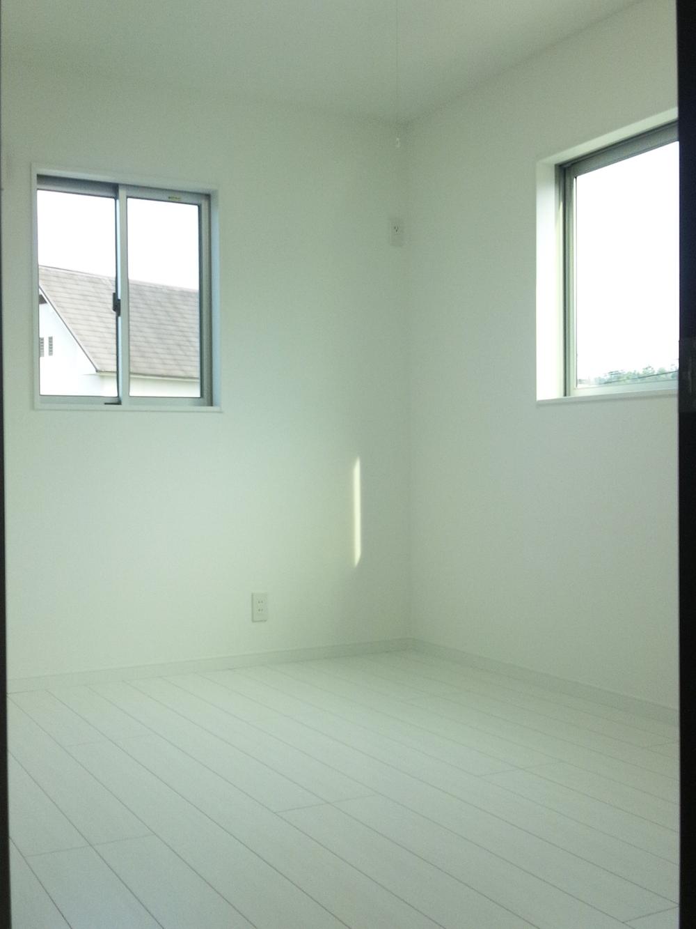 Non-living room. Plenty of storage on the second floor Western-style south-facing! ! Space of white gives the wide open visual effects.