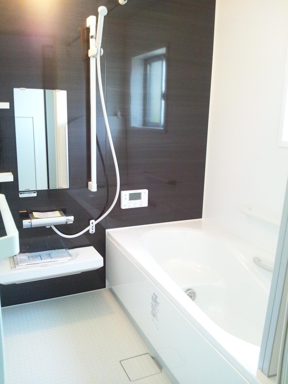 Bathroom. Spacious bathroom with enough space also is entered along with the children. So that even with the window now to comfort bathroom not ac- cumulate moisture. With so bathroom dryer not troubled even your laundry on a rainy day! !