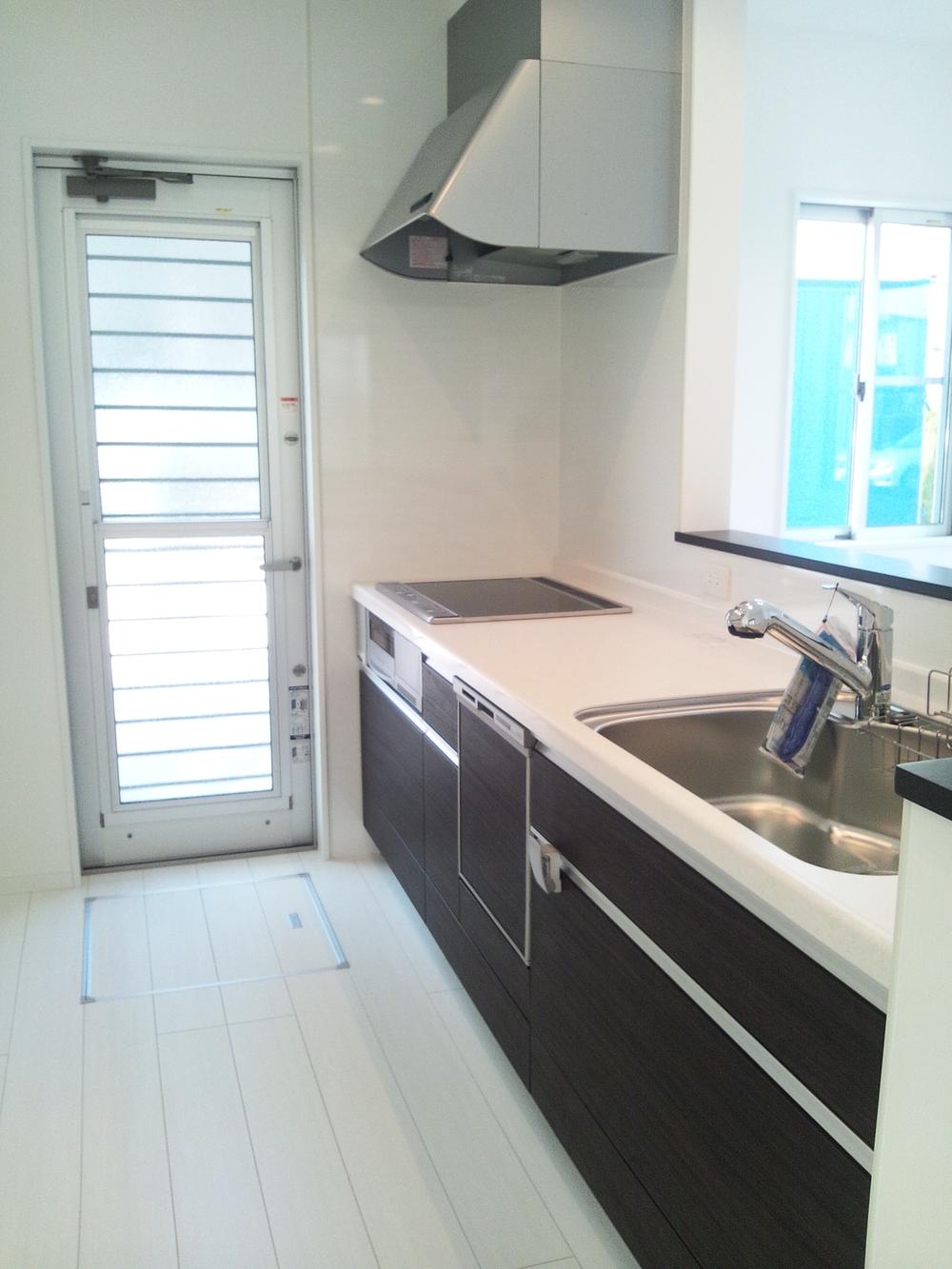 Kitchen. The kitchen is IH3 neck, Faucet with water purifier, Fish stove, Fully functional with a dishwasher! ! Since the kitchen to match the introspection you are familiar with your house atmosphere.