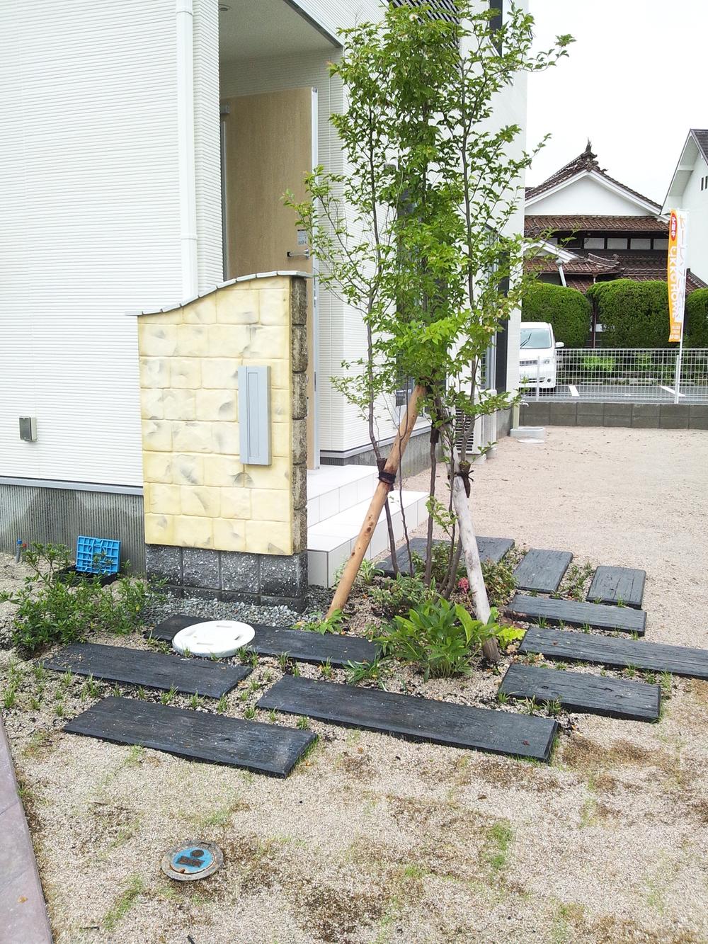 Local appearance photo. In front of the house has a green planting, For us more favors the pure white of the house! !