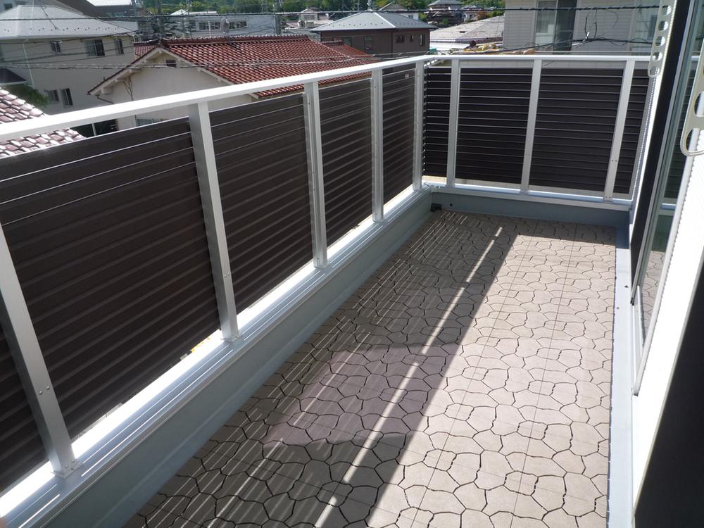 Balcony. Balcony spacious, Spacious size. You Jose plenty of laundry.