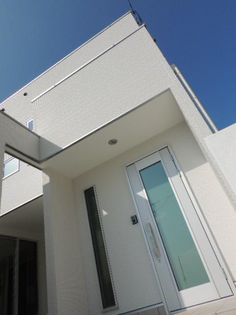 Local appearance photo. Stylish is the entrance around. It is a plus color to daily life!