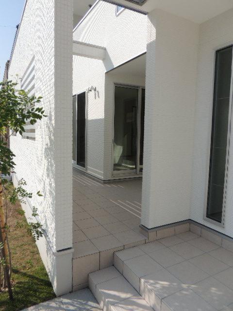 Local appearance photo. We look at the semi-outdoor private space of the entrance next to the front door from the side.