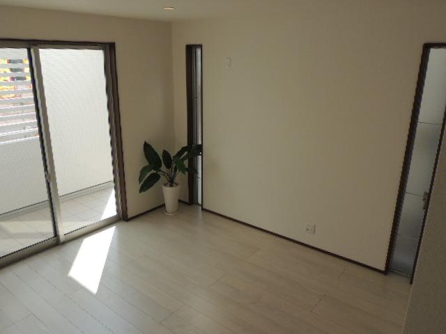 Living. In fashionable placement of the window, Please in the comfortable space in the furniture and ornamental plants.