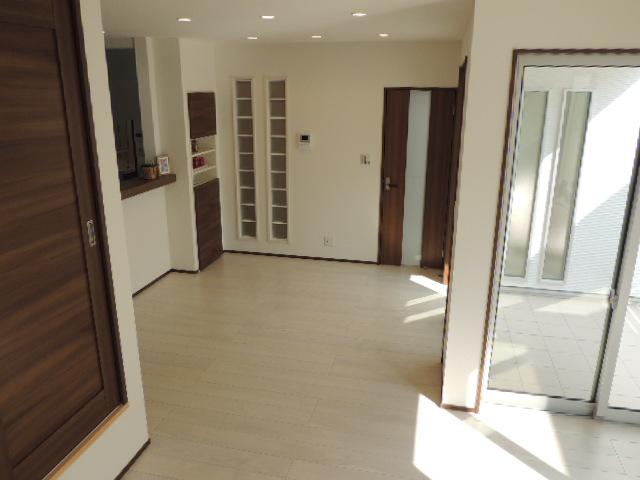 Living. We look at the dining from Living.