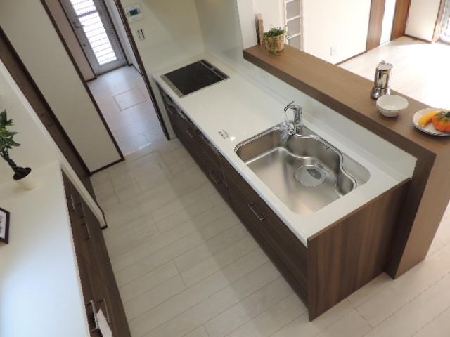 Kitchen. Counter kitchen face-to-face is dishwasher ・ IH cooking heater, of course, Cupboard of large capacity has been placed on the back.