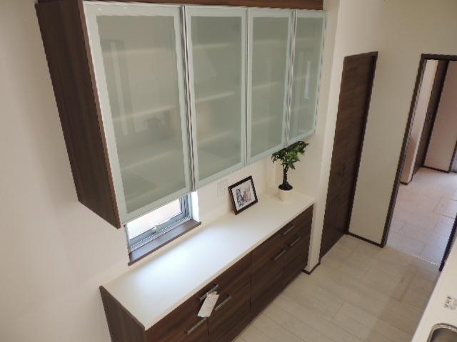 Kitchen. Is a cupboard in the kitchen back. The door is still housed in the photo back it has been reflected in the large capacity.