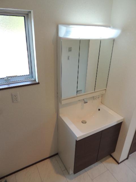 Wash basin, toilet. It is a simple wash basin there is a feeling of cleanliness, but, Housed in the mirror back it has hidden.