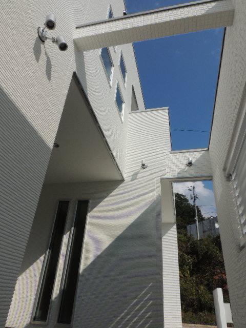 Local appearance photo. It is a semi-outdoor private space of the door next to. Family does not feel the line of sight from the outside as well with everyone in the barbecue.