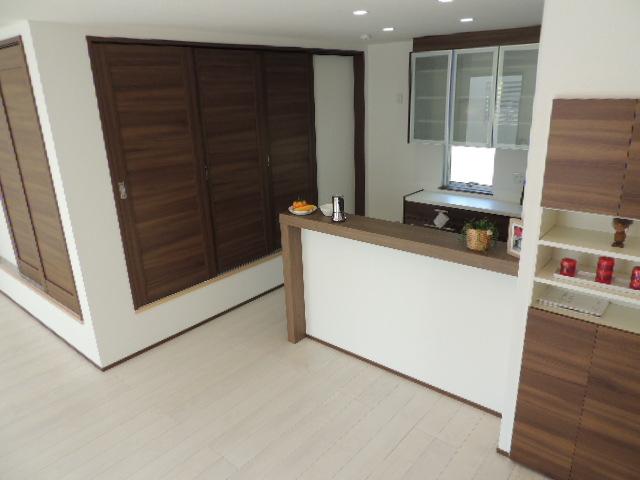 Other introspection. It overlooks the sum space from dining. Sum space of the small rise is can also be used as a private dining room to tighten the door as shown in the photograph.