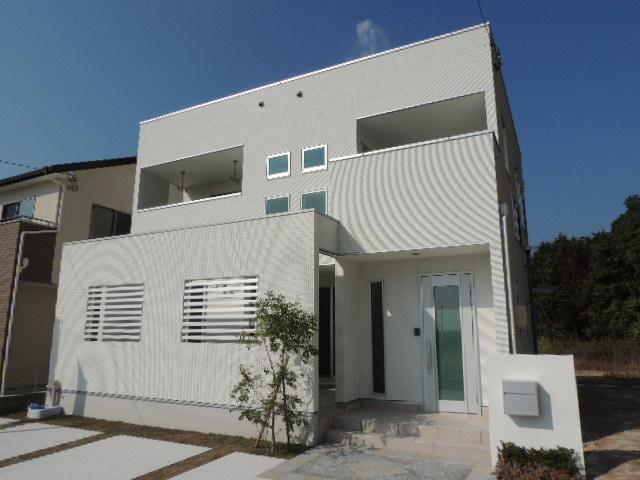 Local appearance photo. Stylish cube-like appearance. Waste is scraped off, It is simple and urban impression.