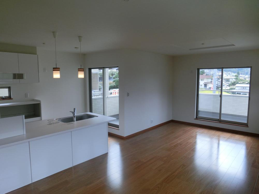 Living. (September 2013) Shooting