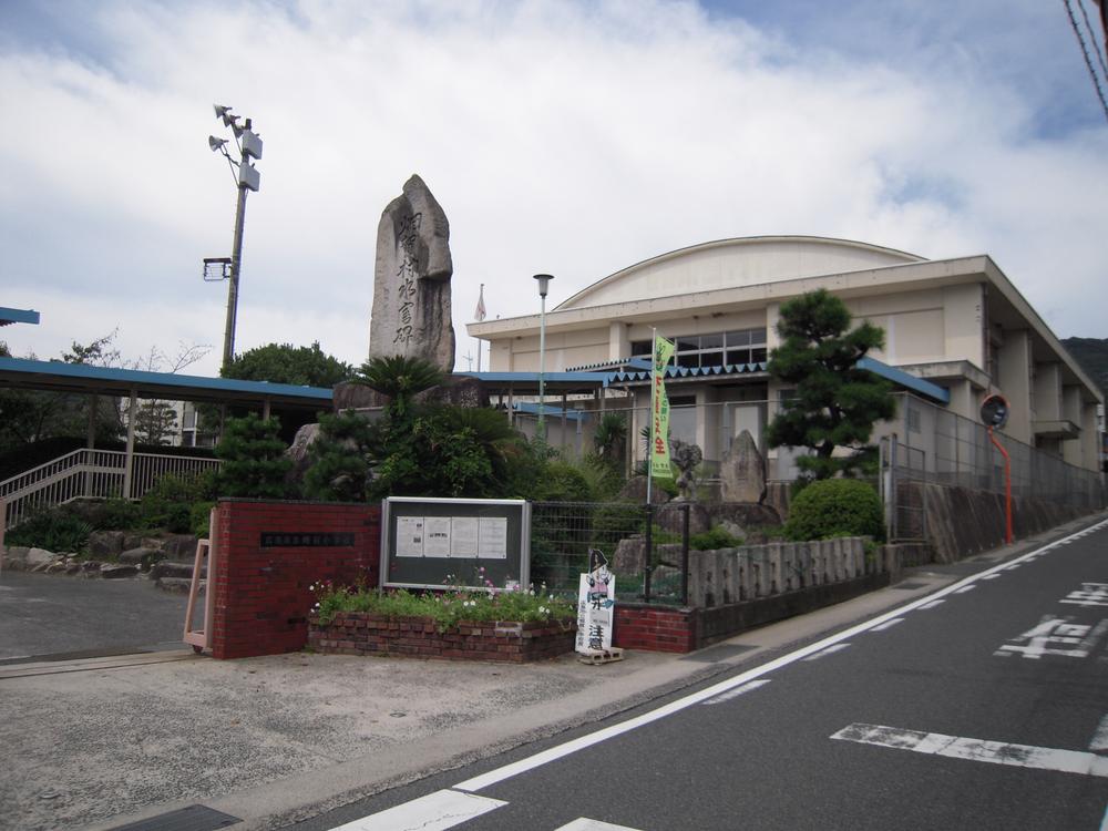 Primary school. It is 729m walking distance to Hiroshima Municipal Hataka Elementary School.