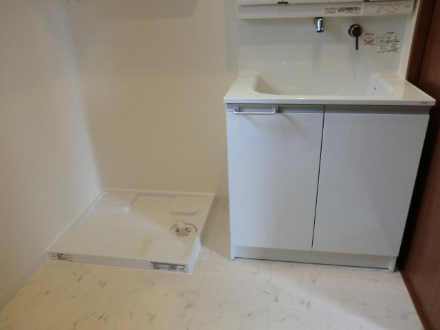 Wash basin, toilet. Indoor (June 2013) Shooting