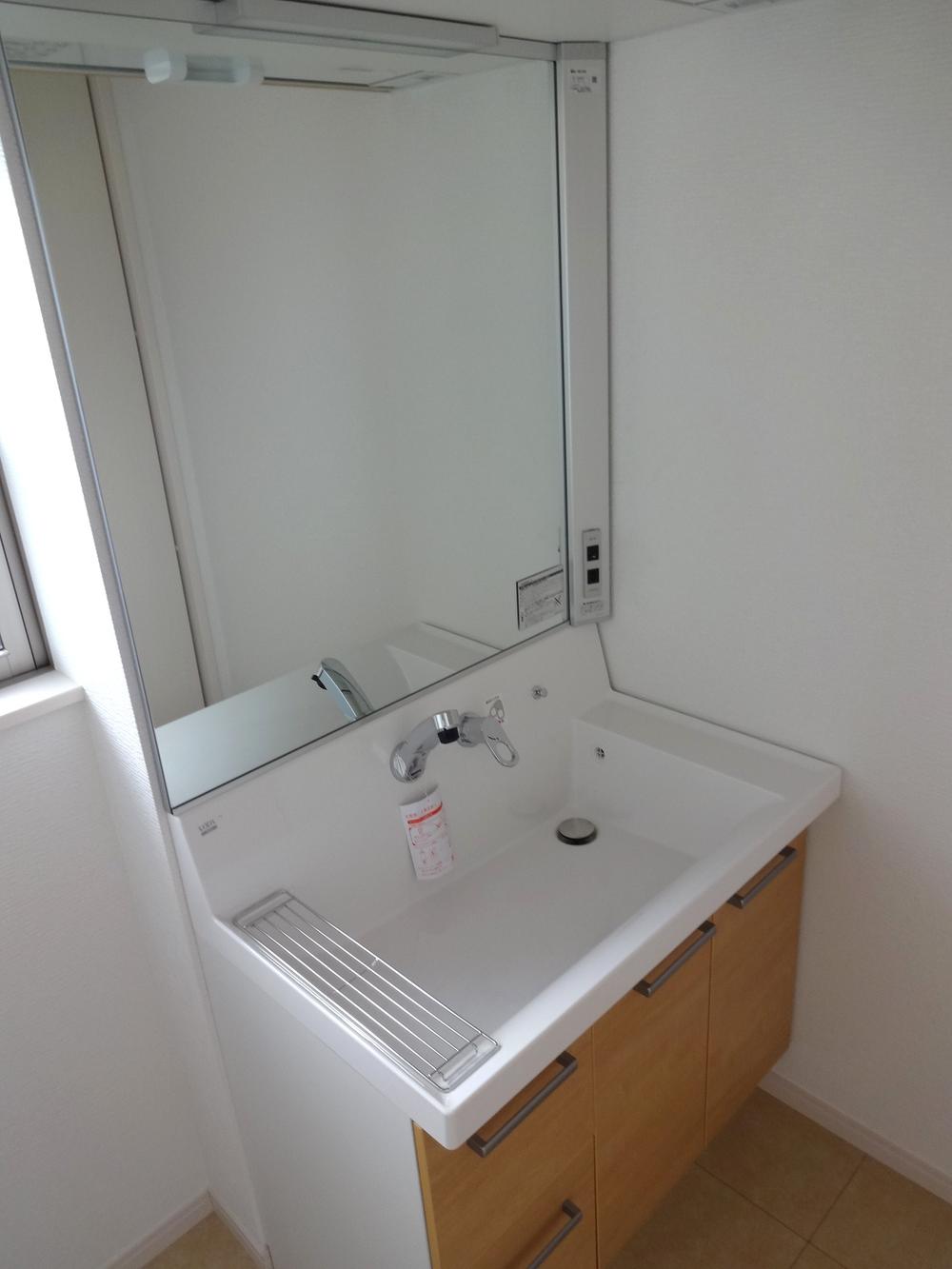 Wash basin, toilet. Indoor (10 May 2013) Shooting