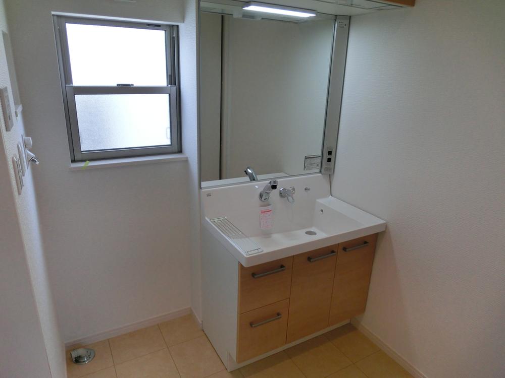 Wash basin, toilet. (September 2013) Shooting