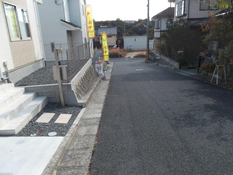 Local photos, including front road. Frontal road 6m