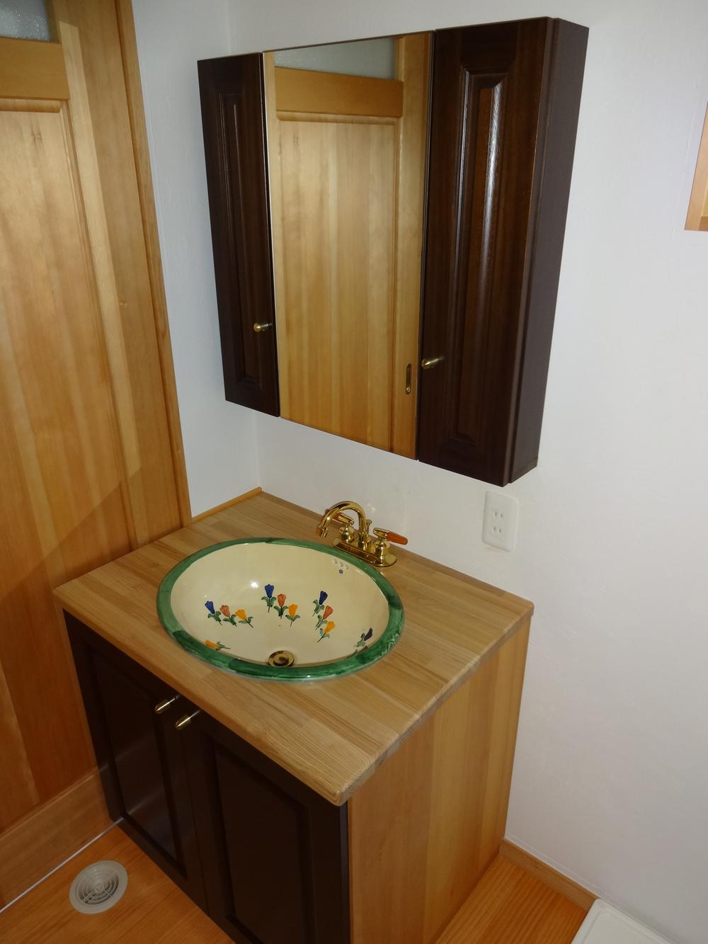 Wash basin, toilet. Indoor (11 May 2013) Shooting