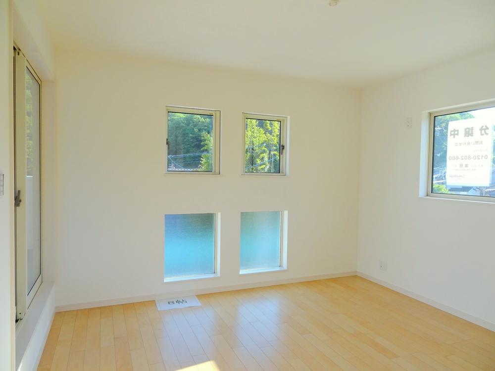 Non-living room. Bright master bedroom of good three-sided lighting well-ventilated