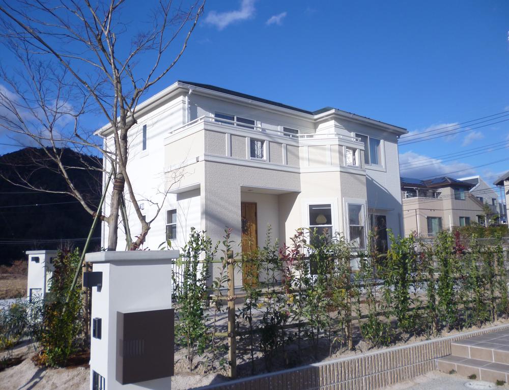 Local appearance photo. A house with a balcony that can be used in the bay window-style lounge and a multi-purpose.  [6-18-4] 