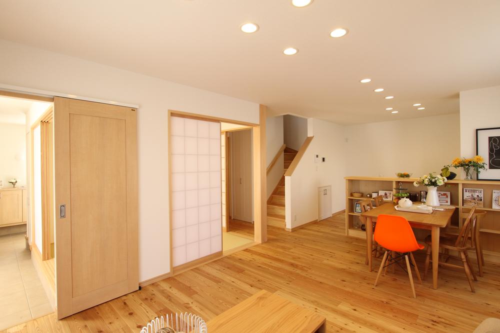 Living. A house with a balcony that can be used in the bay window-style lounge and a multi-purpose.  [6-18-4] 